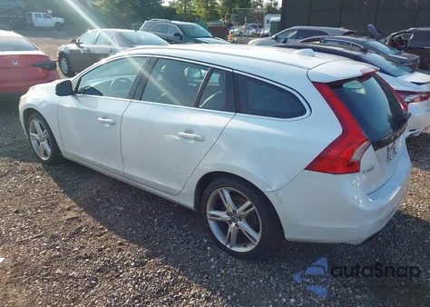 2016 Volvo V60 Premier z USA, uszkodzony, nr VIN YV1612SK5G1312279